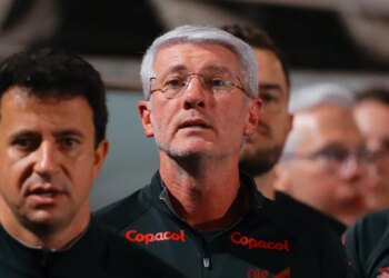 Athletico-PR derrota São Paulo e prolonga crise do time paulista