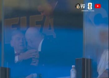 Ronaldo entrega troféu da Copa do Mundo a Donald Trump durante a final