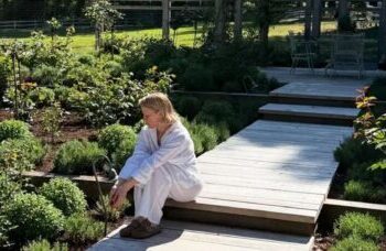 Atriz sex symbol aos 59 anos transforma casa da avó em um santuário sustentável