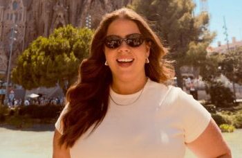 Tati Machado, grávida, compartilha momentos da viagem e exibe a barriguinha com estilo