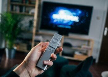 A alta nos preços dos serviços de streaming faz a TV aberta ganhar preferência do público