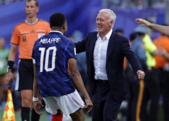 Deschamps alerta para erros e considera Espanha a grande favorita