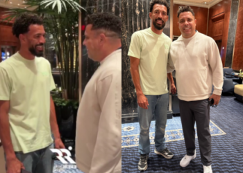 Vozinha, goleiro de Cabo Verde, se encontra com Ronaldo durante a Copa