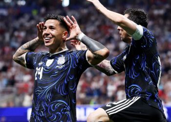 Argentina garante vaga na final ao vencer Inglaterra nos acréscimos