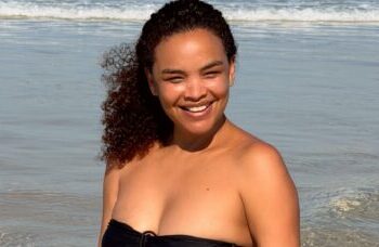 Lucy Ramos exibe barriguinha de grávida em dia de praia com a família