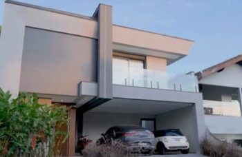 Ex-participantes de reality inauguram mansão com alpaca e banheiro de alta tecnologia
