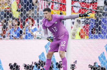 Goleiro paraguaio de 26 anos vende patrimônio para salvar filho recém-nascido