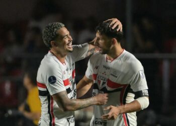 São Paulo vence Bolívar, quebra jejum e avança na Sul-Americana
