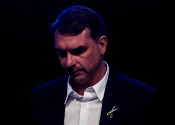 Silêncio de Flávio Bolsonaro sobre ‘Dark Horse’ gera especulações na política 29/08/2026
