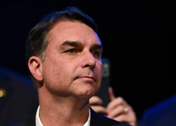 Flávio Bolsonaro critica STF durante encontro com empresários em almoço