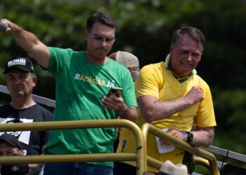 Flávio Bolsonaro propõe desvincular universidades federais do MEC em 17/08/2026