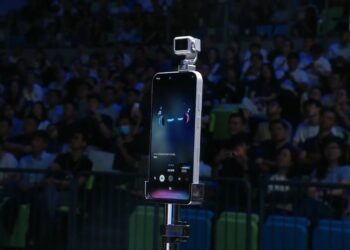 Honor apresenta Robot Phone, smartphone com gimbal retrátil e câmera de 200 MP