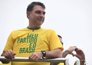 Flávio ataca Lula em live, citando polêmica sobre Lulinha – 20/08/2026 – Política