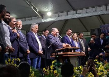 Culto em Brasília: Pastor abençoa Flávio Bolsonaro em momento especial