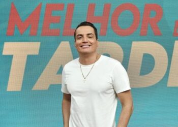 Leo Dias estreia novo programa na Band com a participação de Belo e Patrícia Abravanel