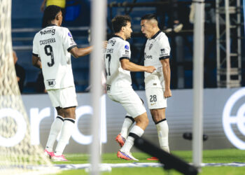 Atlético-MG vence Bragantino com gol decisivo de Cuello e assume a liderança