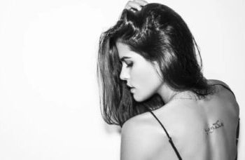 Artista de 34 anos renova sua identidade musical e supera a fama da família famosa com carreira independente