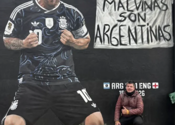 Messi recebe mural ultrarrealista após vitória da Argentina sobre a Inglaterra