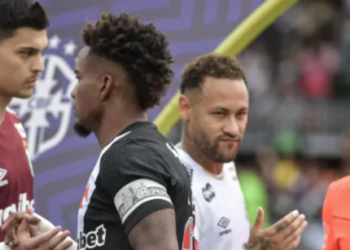 Neymar responde a desprezo em aperto de mão com jogador do Vasco