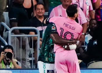Messi retorna aos campos após luto e recebe elogios de Casemiro e adversários