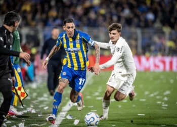 Corinthians empata com Rosario e mantém chances na competição mesmo com jogador a menos