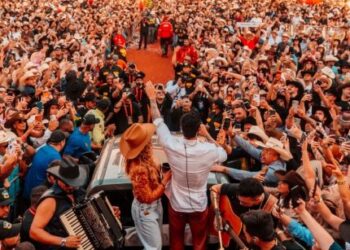 Gusttavo Lima reúne mais de 100 mil fãs em show histórico em Barretos