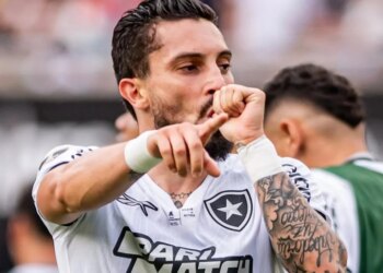 Alex Telles renova contrato e brilha com títulos no Botafogo
