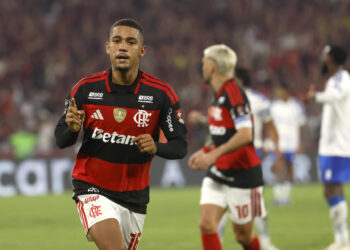 Flamengo brilha com golaços e vence o Cruzeiro no Maracanã, garantindo a classificação