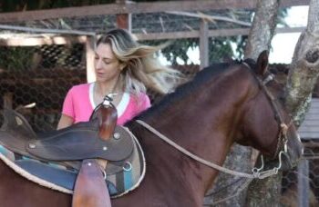 Carol Gattaz se aposenta do vôlei aos 45 anos e encontra novo lar em fazenda no interior de SP
