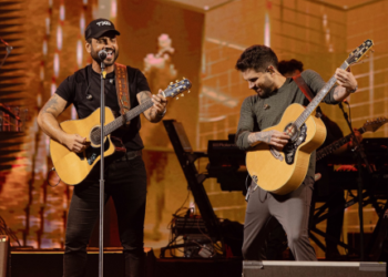 Fred e Fabrício se emocionam ao homenagear mãe em luto durante show e falam sobre apoio divino