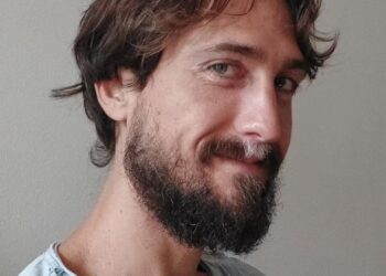 Ator de 38 anos da Globo transforma chassi de ônibus em casa inovadora