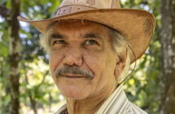 Ator da Globo, aos 65 anos, encontra paz em sítio na serra do Rio