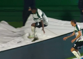 Gol do zagueiro do Coritiba é anulado pelo VAR após queda em túnel durante a comemoração