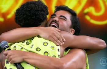 MC Livinho e Lucas Guedez se reconciliam no palco da Dança dos Famosos com pedido de amizade