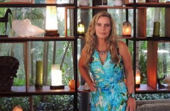 Bruna Lombardi revela seu refúgio com piscina enorme e decoração única