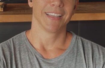Apresentador famoso de 56 anos relembra sua carreira na TV e sugere retorno em breve