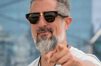 Marcos Mion aproveita dia em família em passeio de barco pela costa da Itália aos 47 anos