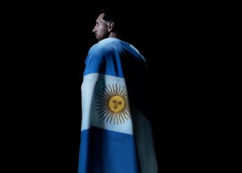 Torcedores prestam homenagem a Messi durante o funeral de seu pai na Argentina