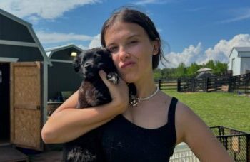 Millie Bobby Brown transforma sua fazenda de US$ 620 mil em abrigo para vacas, cabras e cães