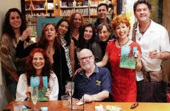 Noite de Autógrafos do Livro ‘Quando as Árvores Sangraram’ Atraí Leitores e Fãs