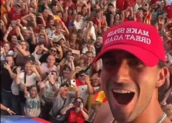 Herói da Espanha na Copa causa polêmica ao usar boné com slogan de Trump