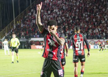 Vitória vence Botafogo com gol de Matheuzinho e quebra jejum no Brasileirão