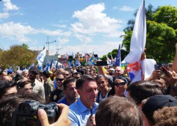 Flávio Bolsonaro acusa Alcolumbre de proteger Moraes em declaração polêmica