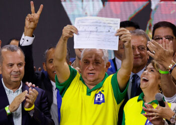 Izalci Lucas apoia Tereza Cristina com entrega de santinho em 5 de setembro de 2026