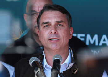 Flávio Bolsonaro encontra preso por golpe em visita na prisão em setembro de 2026