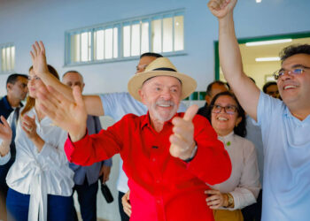 Lula convoca militantes a espalhar a verdade em live recente
