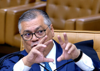 Flávio enfrenta riscos com ação de Dino sobre interferência em sua campanha