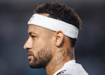 Neymar enfrenta nova lesão e fará exame nesta sexta-feira