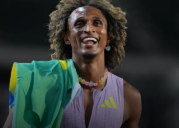 Alison dos Santos quebra recorde mundial e se torna tricampeão da Diamond League