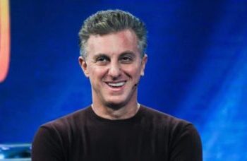 Luciano Huck completa 55 anos e relembra sua trajetória antes da Globo